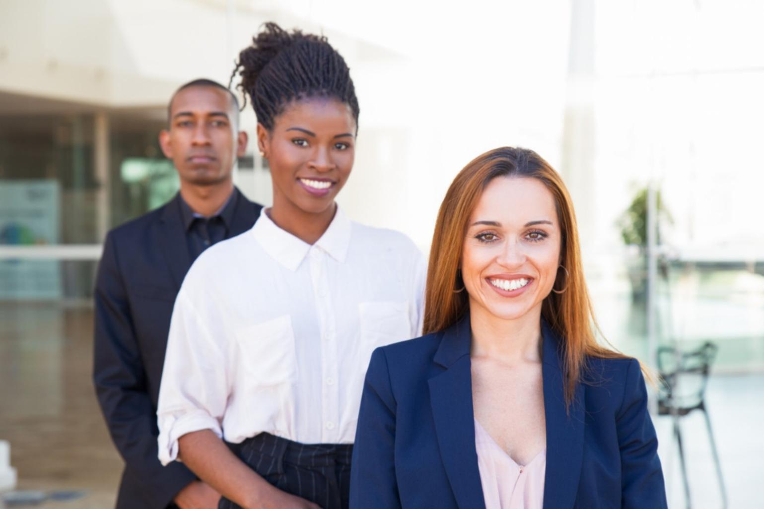 Tým odborníků na finanční modelování při konzultaci s klientem